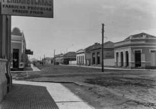 Straße in Aquidauana : Blick entlang der Straße "Rua 7 de Setembro" in Aquidauana.