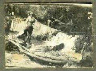 Afrikaner und deutscher Kolonialoffizier an einem Fluss