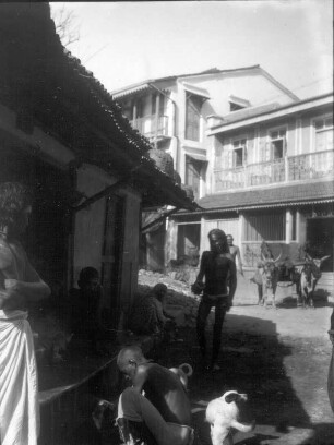 Bombay. Stadtteil Walkeshwar. Straßenszene mit Hindus und Ochsenkarren
