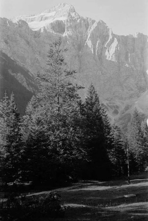 Unten im Tal : Kleines Tal am Fuße eines Bergmassivs.