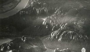 Sächsische Schweiz. Amselgrund bei Rathen gegen Elbe, Bastei und Gansmassiv. Luftbild-Schrägaufnahme von Nordost