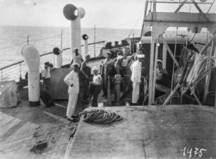 Matrosen : Matrosen am Bug eines Schiffes