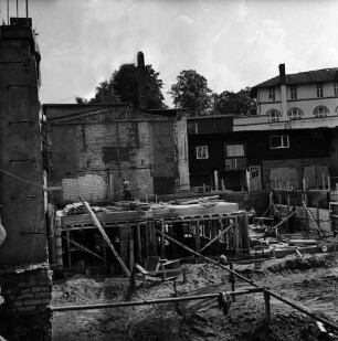 Firma Carl Hoffmann: Hindenburgstraße: Elektrohandel: Neubau: Fundament: darauf Arbeiter: Blick in Baugrube: hinten weitere Gebäudeteile: hinten rechts Gebäude der Volksschule