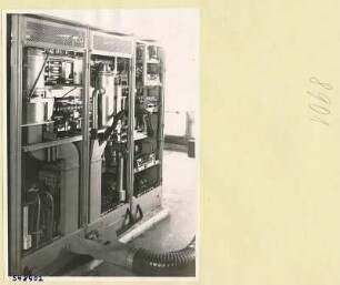 Fernsehsender HF 2832, 3 Schaltschränke, Rückseite, geöffnet, Foto 1954
