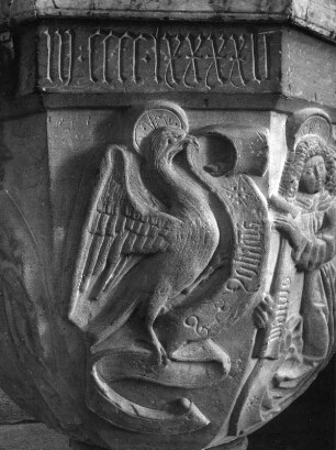 Taufstein : Taufstein (1495). Teilansicht mit Vogel. Mittelberg (Kleinwalsertal), Pfarrkirche Sankt Jodok
