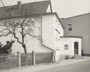 Wohnhaus mit Laden