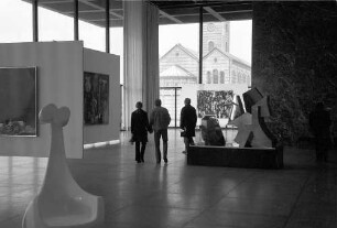 Berlin: Moderne Kunst Art, Nationalgalerie mit Ausblick zur Kirche