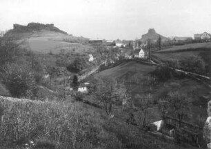 Schöna (Reinhardtsdorf-Schöna). Ortsteilansicht mit Kaiserkrone und Zirkelstein. Blick nach Südost