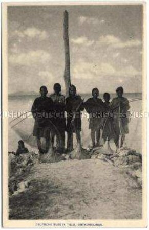Einwohner der Insel Truk (heute Chuuk) mit Fischernetzen