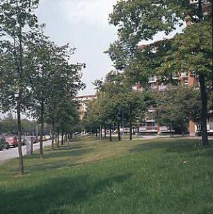 Hansjakob, Gottfried; München - Neuperlach Mitte; Wohnring Neuperlach - Außenraum, Grünanlage zur Straße hin, Wohngebäude