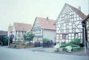 Untere Dorfstraße mit denkmalgeschützten Häusern, reiches Zierfachwerk