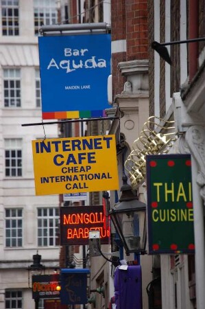Hinweisschilder in einer Seitenstraße in der City, nahe Covent Garden