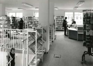 Radebeul. Stadtbibliothek Radebeul-West, Ledenweg 2 (1990). Lesesaal und Ausleihe