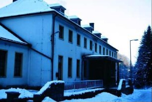 zweigeschossige Vorderansicht mit Windfang und Teil des Gaststättenanbaus