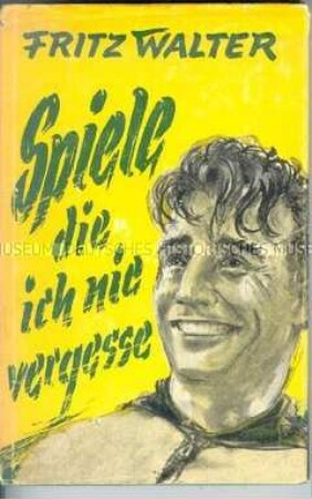 Erinnerungsbuch des Fußballers Fritz Walter, mit Fotos von verschiedenen Spielen