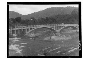 Zweibogige Brücke : Südthailand. Beinahe vollendete zweibogige Betonbrücke, 1913