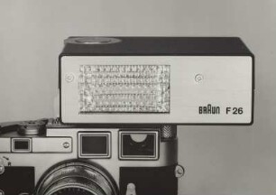 Braun Blitzgerät hobby "F 26" und Leica Kleinbildkamera "M2"