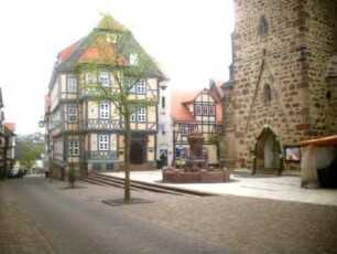 Stadtkirche - Kirchhof im Nordwesten mit Rathaus (Jahr 1556) und Kirchturm (Basis) in Übersicht