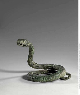 Statuette einer im Kreis liegenden Schlange mit aufgerichtetem Kopf
