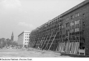 Blick auf die Baustelle Straße der III. Weltfestspiele (heute: Ranstädter Steinweg)