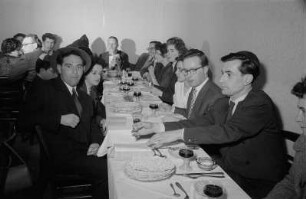 Jüdische Studentinnen und Studenten während einer Seder-Feier