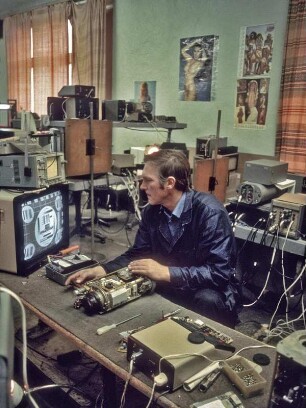 Weliki Nowgorod, Russland, 03.1992. Volna Werke Nowgorod, Halbleiter Produktion. Hier: Reparatur einer Video-Kamera