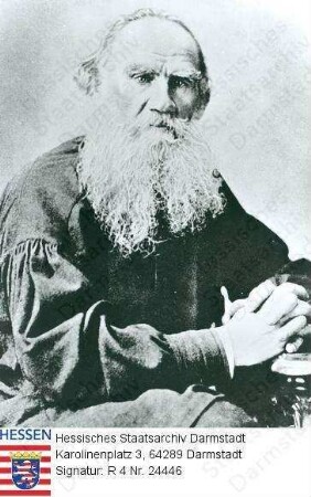 Tolstoj, Leo Graf v. (1828-1910) / Porträt, sitzende, rechtsgewandte, vorblickende Halbfigur