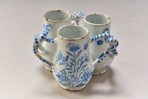 Blaubemalter Dreibrüderkrug mit verflochtenen Henkeln