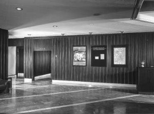 Wandvertäfelung im Foyer : Dresden-Neustadt, Große Meißner Straße 15. Hotel Bellevue (erbaut 1982-1985; Kajima Corporation Tokio, T. Inoue). Wandvertäfelung im Foyer (1985; VEB Möbelkombinat Berlin , VEB Innenprojekt Halle)