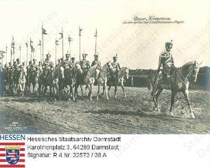 Wilhelm Kronprinz v. Preußen (1882-1951) / Porträt zu Pferd an der Spitze des I. Leibhusaren-Regiments / Gruppenaufnahme, Ganzfigur