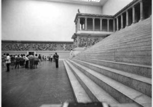 Besucher im Pergamonsaal im Pergamonmuseum