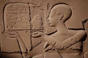 Luxor - Im Karnak Tempel : Opferszene auf einer Wand: dem Gott werden Gaben gereicht, Luxor im Karnak Tempel 2006