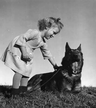 Kinderbilder. Kleines Mädchen mit Schäferhund