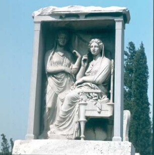 Athen. Kerameikos-Friedhof. Grabstele, die Schwestern Demetria und Pamphile darstellend
