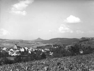 Auscha (Úštěk). Ortsansicht von Südwesten mit Ronberg
