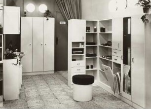 Ausstellungskoje mit Badmöbeln des VEB Möbelkombinat Wi-We-Na