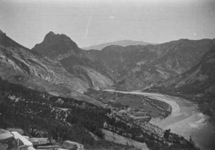 Talblick : Blick in ein Tal mit Flusslauf und Gebirge im Hintergrund
