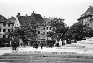 Mülhausen: Marktplatz, Vordergrund Treppe der Kirche