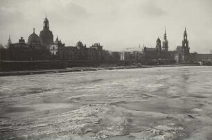 Dresden, Blick von der Carolabrücke elbabwärts über die Elbe auf die Altstadt mit tauendem Eisstand