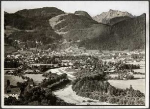 Österreich, Hallein. Blick auf Hallein mit Dürrnberg und Hohem Göll