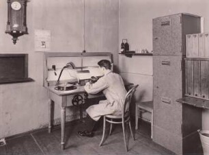 Dresden. Sächsische Landesbildstelle, am Filmarbeitstisch, 1930