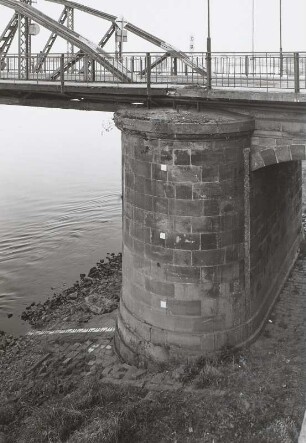 Torgau. Brückenpfeiler mit Lattenpegel (1816) : Torgau, Straßenbrücke. Erster linkselbischer Pfeiler mit Lattenpegel (1816 eingerichtet) bei Stromkilometer 154,63 der Elbe