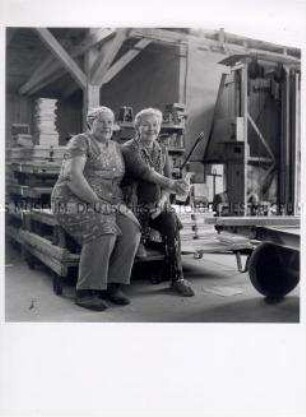 Ilse Werner und Ingeborg Schmidt, Arbeiterinnen beim VEB Ofenkacheln und Keramik Velten