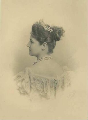 Königin Charlotte von Württemberg mit Diadem und Halskette, Brustbild in Halbprofil