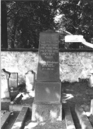 Grabstein 86 (Index: 100105815) Material: polierter Granit auf Granit Zustand: sehr gut Maße HxBxT: 189x55x24 cm Beschreibung: Obelisk auf getrepptem Sockel Steinmetz: Götz Oßw.: Grabstein 86