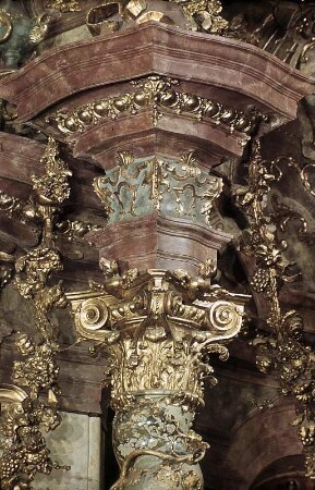 Kapitell und Gebälk der linken vorderen Säule