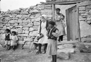 Baltschik: Tartarenkinder am Haus