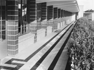 Hilversum, Eikbosserweg 166. Schulenkomplex Juliana-Schule und Catharina-Schule. Juliana-Schule (1925-1927; W. M. Dudok). Fensterreihe