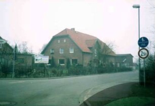 Bünningstedt: Bramkampredder 3: traufständiges Bauernhaus: Giebelseite Wohntrakt: Straßenfront mit Zwerchgiebel: hinten rechts Wirtschaftsgebäude: vorne von links Einmündung Amtsweg