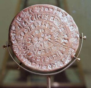Diskos von Phaistos : Iraklion. Archäologisches Museum. Der Diskos von Phaistos, Seite A, frühes 16. Jh. v. Chr., 16 x 2cm